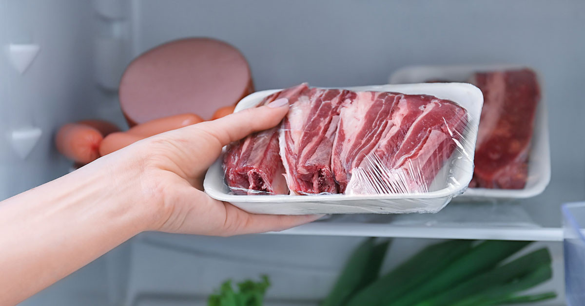 Можно размораживать мясо в микроволновке. Холодильник для мяса. Быстрая разморозка мяса. Мясо на кости в холодильнике.