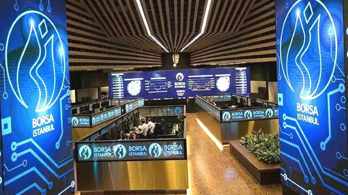 2 Haziran 2022 Perşembe günü işlem saatleri arasında kazancı artış gösteren Borsa İstanbul rekor seviyeye ulaşmayı başardı. Gün içibde yüzde 1,28 kıazanca ulaşan Borsa İstanbul, tarihi zirvesini 2597 puan seviyesine taşırken günü 2,601 puandan kapattı. BIST 100 endeksi 2 Haziran Perşembe işlem gününde tüm zamanların en yüksek kapanışıyla günü tamamladı. Önceki gün kapanışına göre 32,80 puan artış gösteren BIST 100 endeksi, toplamda 40,9 milyar lira seviyeside bir işlem hacmi gerçekıleştirdi. Bankacılık endeksinde ise yüzde 1,68 değer kazanan BIST 100 endeksi holding endeksinde yüzde 0,50 değer artışı gösterdi. Sektör endeksleri arasında ise en çok kazanan ticare olkurken ticaret seviyesini yüzde 3,09'a t5aşıdı. 