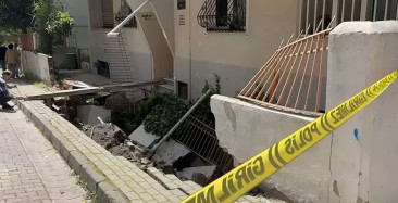 İstanbul Avcılar’da korku dolu anlar: Kaldırım çöktü, çevredeki bina boşaltıldı