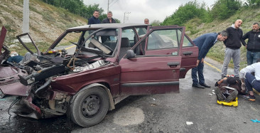 Sakarya'da iki otomobil kafa kafaya çarpıştı: 3 kişi yaralandı!
