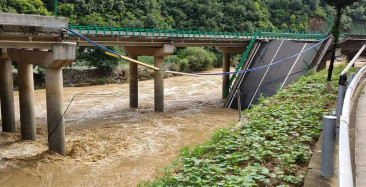 Şiddetli yağmur köprüyü çökertti: 12 ölü, 31 kayıp var