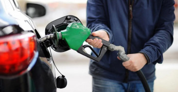 Akaryakıt fiyatları gece yarısı değişti: Petrolde düşüş hız kesmeden sürüyor