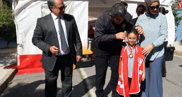 Edirne'de Öğrencilere Kan Bağışı Madalyası