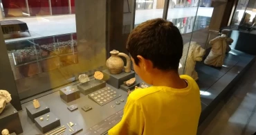 10 yaşındaki çocuk 2 bin yıllık Roma Sikkesi buldu ve müzeye teslim etti