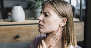 40 yaş üzeri kişilerde görülüyor: Ses kısıklığı, boğaz ve kulak ağrısıyla ortaya çıkıyor