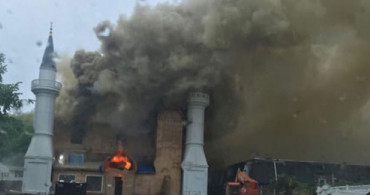 ABD'de Bir Camide Yangın Çıktı