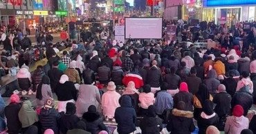ABD'de Müslümanlar New York Times Meydanı'nda ilk kez Teravih Namazı kıldı