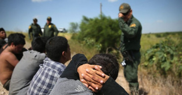 ABD-Meksika Sınırındaki Göçmenler Silahlı Bir Grup Tarafından Tutuklandı