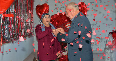 Adana’daki Huzurevinde Sevgililer Günü'nde Evlilik Teklifi!