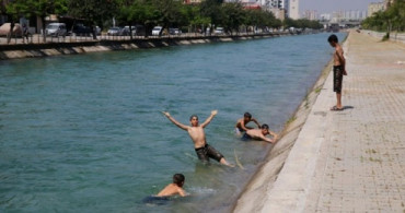 Adana'da Çocuklar Sıcak Hava Nedeniyle Sulama Kanalına Atladı
