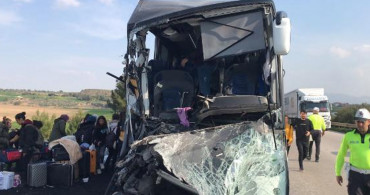 Adana’da depremzede öğrencileri taşıyan otobüs kaza yaptı: Ölü ve yaralılar var