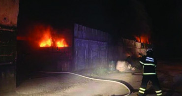 Adana'da Yangın, Fabrika Kullanılamaz Hale Geldi