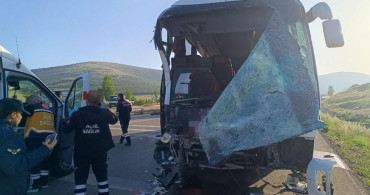 Afyonkarahisar’da yolcu otobüsü ile kamyonet kafa kafaya çarpıştı: Çok sayıda kişi yaralandı