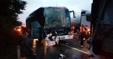 AK Parti seçmenlerini taşıyordu: Otobus tıra çarptı! 22 yaralı var