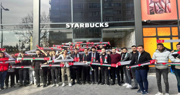 AK Partili gençlerden Starbucks’a tepki: Yarım saatlik yer kapatma eylemi gerçekleştirildi