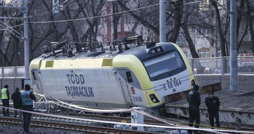 Akaryakıt Yüklü Tren Ankara'da Raylardan Çıktı