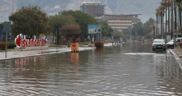 Akdeniz’de korkutan sağanak yağış! Ev ve işyerlerini su bastı
