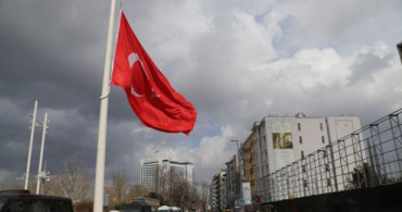 AKM Önündeki Büyük Türk Bayrağı Değiştirildi