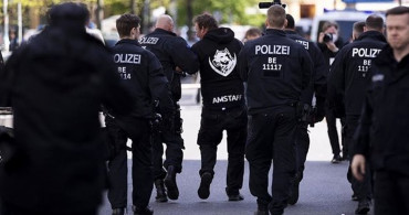 Almanya'da Türk'e Saldıran Polisin Irkçı Mesajları İfşa Oldu