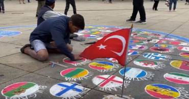 Almanya'da Bayrakları Yere Çizen Sanatçı Türk Bayrağını Asmayı Seçti