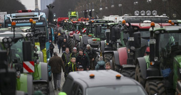 Almanya'da tasarruf furyasının ardından çiftçi krizi patlak verdi: Slogan atarak konvoy oluşturdular