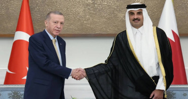 Almanya’yı kapıda dakikalarca bekletmişlerdi: Katar Cumhurbaşkanı Erdoğan’ı güllerle karşıladı