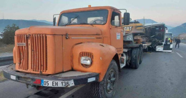 Amasya’da feci kaza: Otobüs TIR’a çarptı! Ölü ve yaralılar var