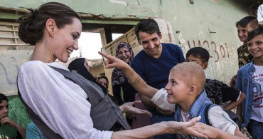 Angelina Jolie Iraklı Aileleri Ziyaret Etti