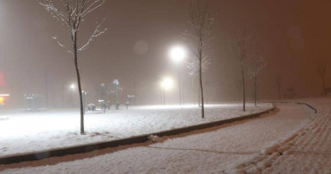 Ankara kar yağışına teslim oldu: Gece saatlerinde tipiye dönüştü