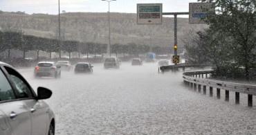 Ankara sağanak yağışa teslim oldu: Araçlar yolda kaldı