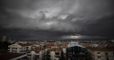 Ankara Valiliği'nden fırtına uyarısı: Ağaç ve çatı uçmalarına karşı dikkatli olun!