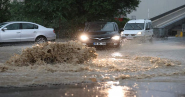 Ankara’da sağanak yağış mücadelesi: Hayat yeniden durma noktasına geldi