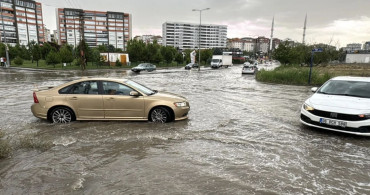 Ankara’da vatandaş zor anlar yaşadı: Sağanak yağış ve dolu aniden bastırdı