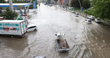 Ankara’ya bir türlü yaz gelmedi: Başkentte sokaklar göle döndü