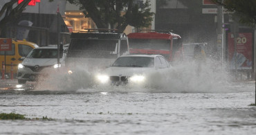 Antalya sağanak yağışa teslim oldu: Sokaklar göle döndü