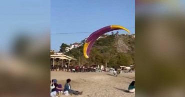 Antalya'da akılalmaz olay:  Kadın turistin üzerine yamaç paraşütçüsü düştü