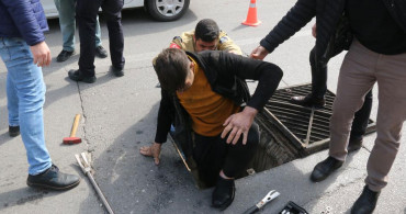 Antalya’da iki kişi bisiklet ile hurda malzemesi toplamak için girdikleri kanalizasyonda mahsur kaldı