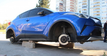 Antalya'da gündüz vakti lüks otomobilin lastiklerini çaldılar! Kaldırım üzerinde bıraktılar!