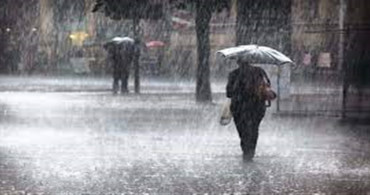 Antalya'da sağanak yağış yerini fırtınaya bıraktı