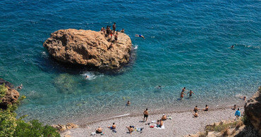 Antalya’daki Konyaaltı Plajı'nda Kısıtlama Öncesi Yoğunluk Oluştu