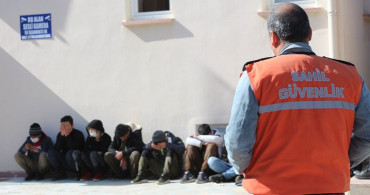 Antalya'dan Kıbrıs'a Gitmeye Çalışan 32 Kaçak Göçmen Yakalandı