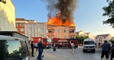 Arnavutköy'de korkunç yangın! Alevler çatıyı esir aldı: Ekipler seferber oldu