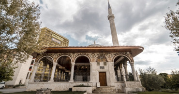 Arnavutluk’ta Ethem Bey Cami Yeniden İbadete Açıldı! Halk Duygu Dolu Anlar Yaşadı