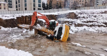 İstanbul'da Korkutan Kaza: Ataşehir'de Suya Düşen İş Makinesinin Operatörü Hayatını Kaybetti