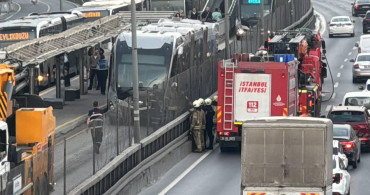 Avcılar'da metrobüs yandı: Ekipler olay yerine sevk edildi
