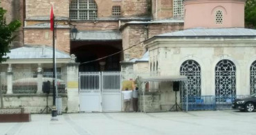 Ayasofya Camii’nde Müze Tabelaları Kaldırıldı
