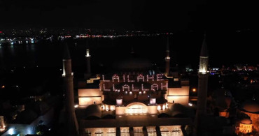 Ayasofya Camii'nde 87 yıl sonra bir ilk: 'La İlahe İllallah' yazısı için 170 ampül kullanıldı!