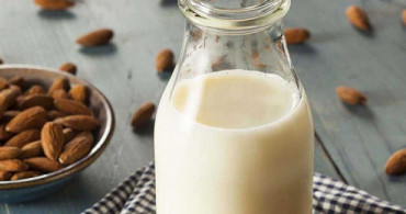 Evde Kendiniz Yapabilirsiniz: Badem Sütü ve Un Tarifi!