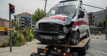 Bahçelievler'de Ambulans Kaza Yaptı: 3 Sağlık Çalışanı Yaralı