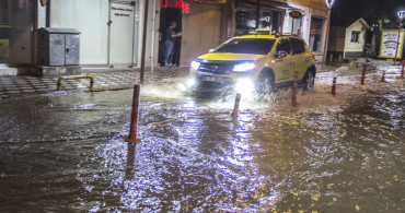 Balıkesir’de sağanak yağış kaosu: Cadde ve sokakları su bastı